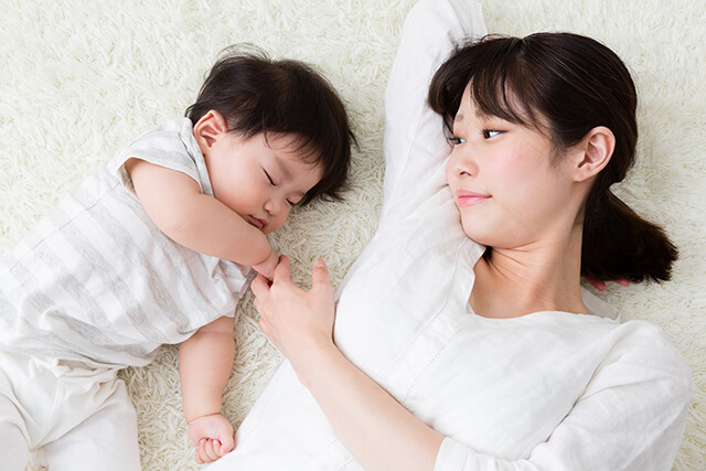 子を見守る母親