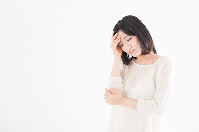 悩んでいる女性