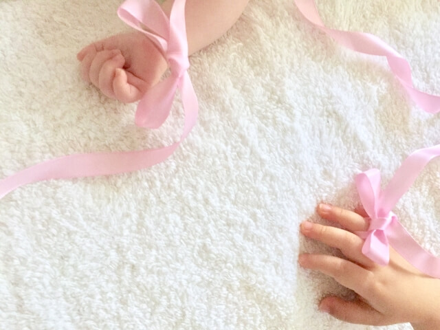 赤ちゃんとお母さんの手