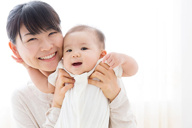 子を抱く母親
